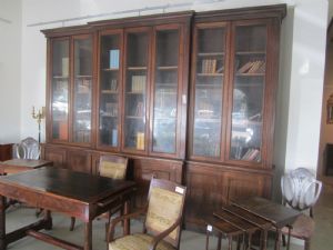 Großes Bücherregal mit sechs Türen
